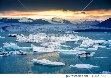 Sunset over natural iceberg in Jokulsarlon glacieer lagoon 106214638