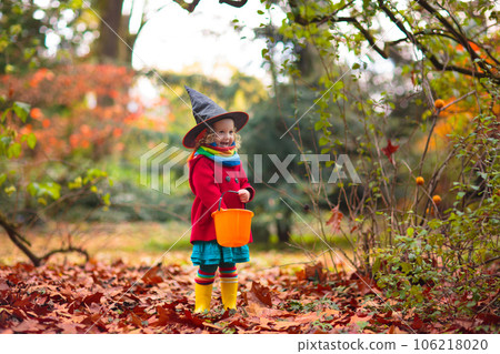 Kids trick or treat. Halloween fun for children. 106218020