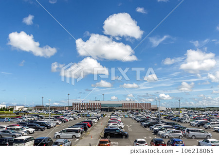Ibaraki Airport and parking lot with blue sky and white clouds in the background [Omitama City, Ibaraki Prefecture] 106218065