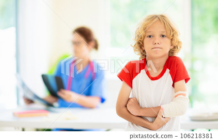 Child with arm injury. Kid with cast at clinic. 106218381