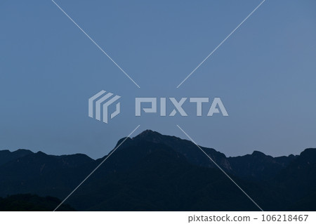 Mt. Kaikomagatake in the Southern Alps before dawn in Hakushu Town, Hokuto City Mt. Kaikomagatake in the Southern Alps before dawn in Hakushu Town, Hokuto City 106218467