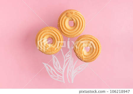 Round cookies with hole integrated in chalk drawing flowers creative concept flat lay Round cookies with hole integrated in chalk drawing flowers creative concept flat lay 106218947