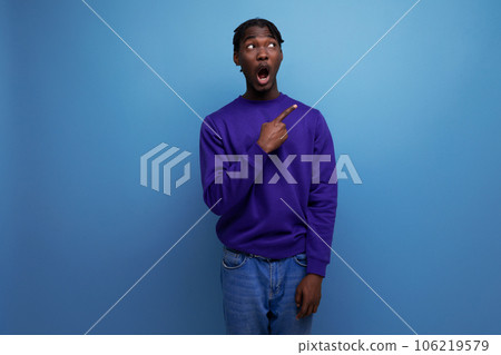 african young brunette man with dreadlocks shows with his hands the idea 106219579