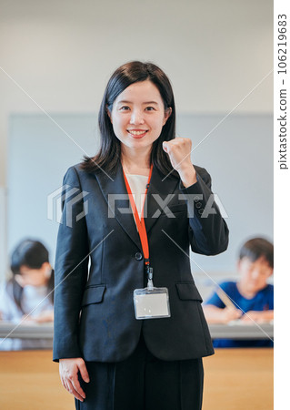 一位年輕的補習班老師做膽量姿勢 一位年輕的補習班老師做膽量姿勢 106219683