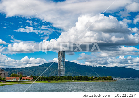 從琵琶湖大津湖畔渚公園眺望高層酒店和比叡山 106220227