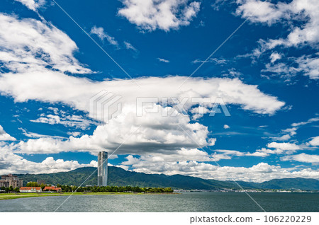 從琵琶湖大津湖畔渚公園眺望高層酒店和比叡山 106220229