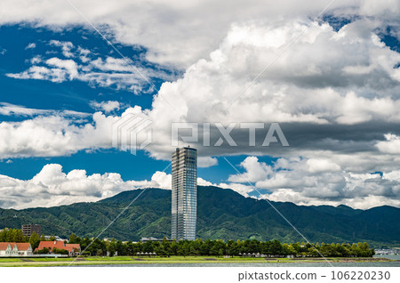從琵琶湖大津湖畔渚公園眺望高層酒店和比叡山 106220230