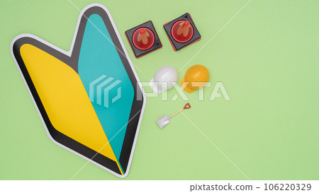 Beginner's mark and helmet Construction industry, inexperienced image 106220329