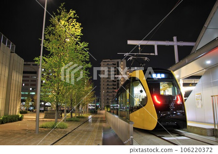 [Utsunomiya Light Rail] Type HU300 at night (Utsunomiya Haga Light Rail Line: Utsunomiya Station East Exit Tram Stop) 106220372