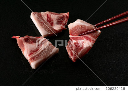 Bake thick-sliced pork 106220416