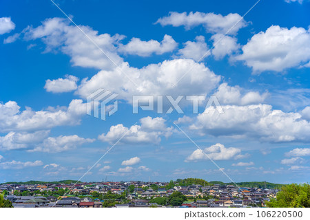 [雲景] 宜人的藍天鋪滿住宅區 106220500