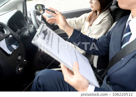 上駕駛課的男教練和女學生 上駕駛課的男教練和女學生 106220512