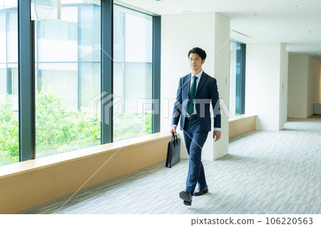 Businessman Businessman 106220563