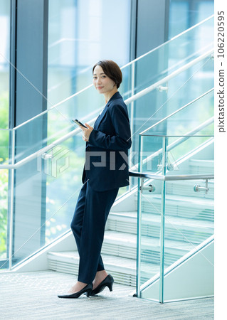 Middle business woman Middle business woman 106220595