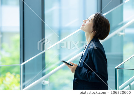 Middle business woman 106220600