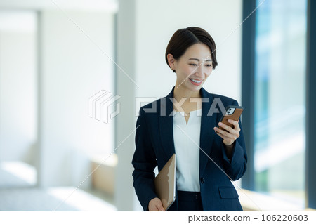 Middle business woman 106220603