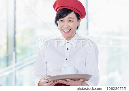 A middle-aged woman working at a restaurant Photography cooperation "LINK FOREST" 106220735