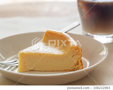 白盤上烤芝士蛋糕和冰咖啡 106222063