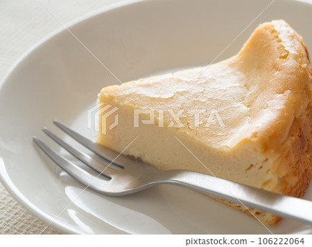 白盤上烤的芝士蛋糕 106222064