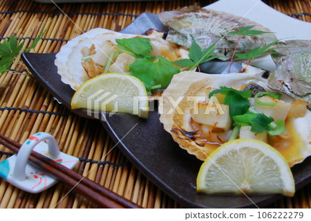 Fragrant soy sauce-grilled scallops in the shell Fragrant soy sauce-grilled scallops in the shell 106222279