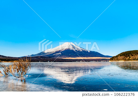 隆冬的富士山～倒映在結冰的山中湖中的富士山～ 106222376