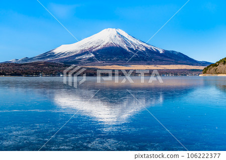 隆冬的富士山～倒映在結冰的山中湖中的富士山～ 106222377