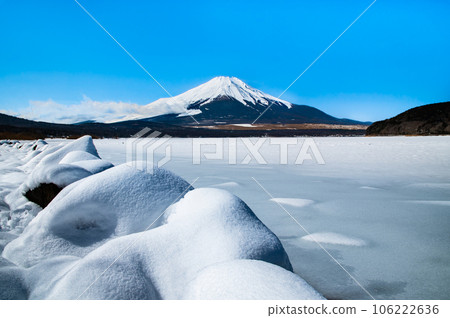 隆冬的富士山～冰雪覆蓋的山中湖～ 106222636
