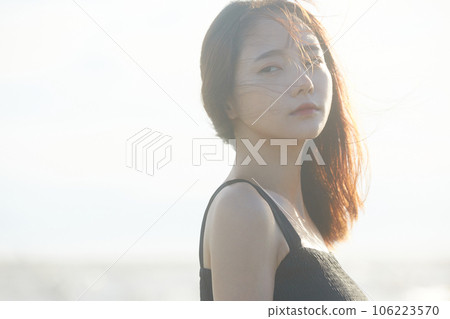 年輕女子在戶外放鬆 年輕女子在戶外放鬆 106223570