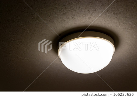 在黑暗的房間裡發光的半球形照明 106223626