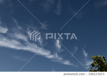 北斗市白州町蔚藍的天空中漂浮著卷雲 北斗市白州町蔚藍的天空中漂浮著卷雲 106223813