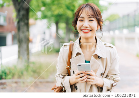 一位年輕女子在戶外使用智能手機 106223871