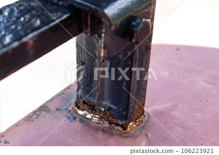 陽台欄杆底部腐蝕 106223921