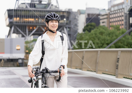 傍晚，阿拉菲夫女子戴著頭盔，騎著公路自行車上下班 106223992