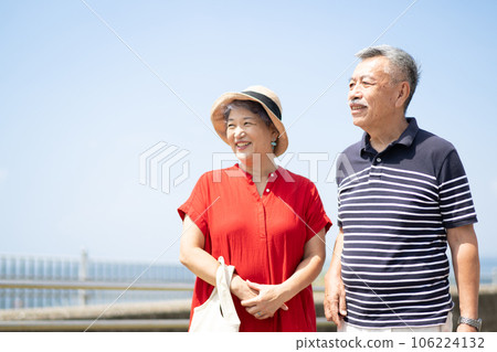 享受旅行的資深夫婦 享受旅行的資深夫婦 106224132