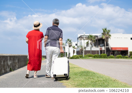 享受旅行的資深夫婦 106224210