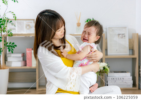 寶寶哭鬧讓媽媽很煩惱 106225059