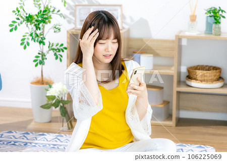 一名年輕女子無法看清智能手機 106225069