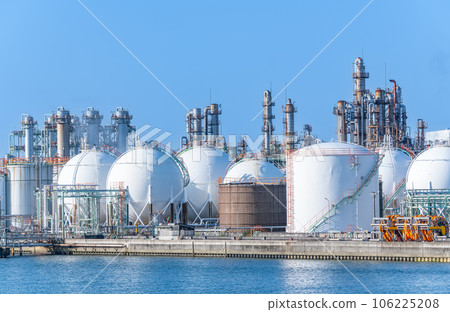 A chemical plant with many facilities A chemical plant with many facilities 106225208