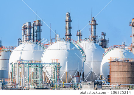 A chemical plant with many facilities A chemical plant with many facilities 106225214