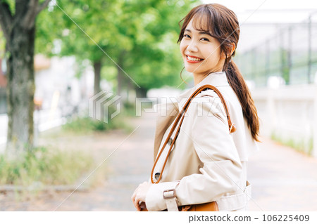 城市裡穿著風衣和胸罩的女人 106225409