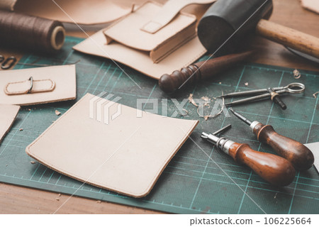 Making bag from vegetable tanned leather 106225664