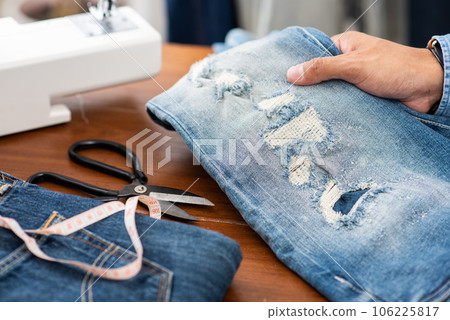 tailor working with jeans. 106225817