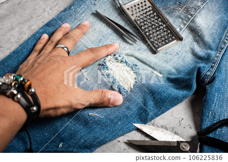 making distressed jeans 106225836