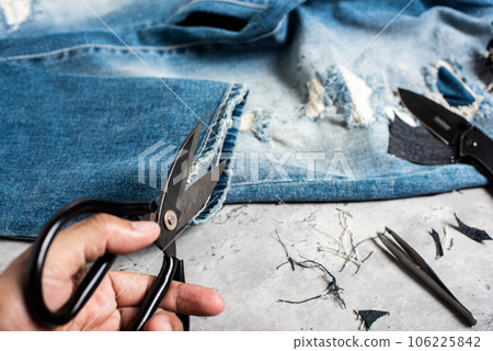 making distressed jeans 106225842