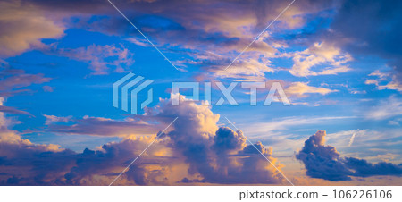 發展和戲劇性的天空（實際/真實） 106226106