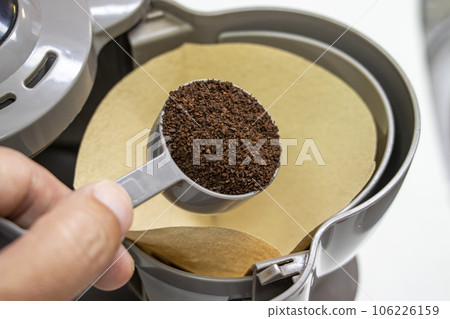 將咖啡渣添加到濾紙中 106226159