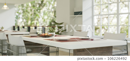 Close-up image of a beautiful white dining table in a beautiful luxury restaurant. 106226492