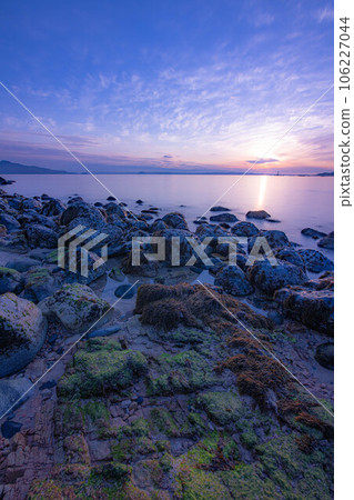 海岸岩石和日落景色 106227044