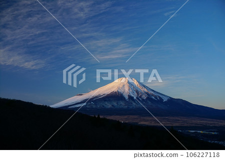 藍天白雲映襯著白雪的富士山風景 Ver4 106227118