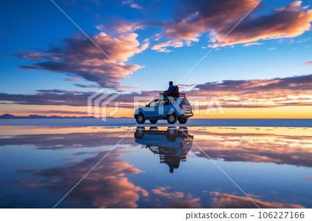 陸地巡洋艦反映在烏尤尼鹽沼 106227166
